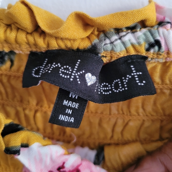 - Derek Heart Gold Floral Romper • Flirty • Size Medium - Picture 4 of 6